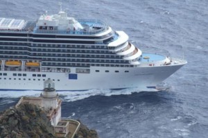 Ponza. Il passaggio della nave davanti al faro della Guardia