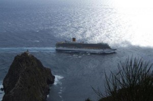 Ponza. Una nave crociera doppia il faro della Guardia