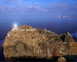 Faro Guardia con Palmarola sullo sfondo