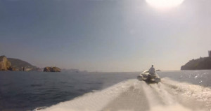 Si allontana col suo gommone