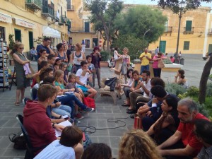 in piazza Castello, gli alunni di Ventotene incontrano gli autori