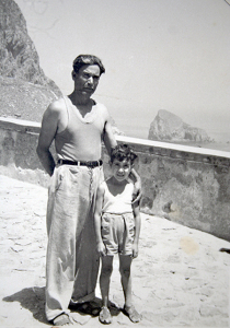 Enzo con il padre sul piazzale del Faro della Guardia
