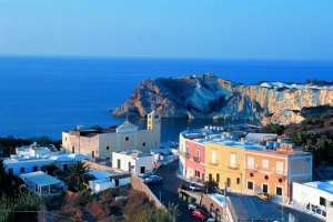 Le Forna. L'abitato e veduta su Cala dell'acqua