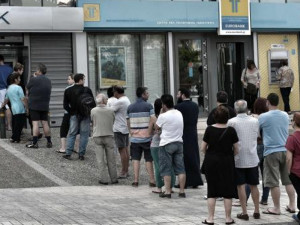 coda ai bancomat greci