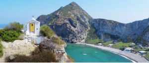 Palmarola. Spiaggia grande e cappelletta di S. Silverio
