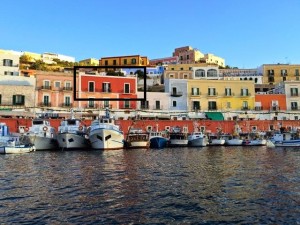 Ponza-Porto-www.gillianslists.com_