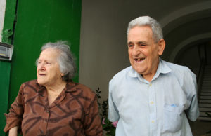 Clorinda e Vittorio sull'uscio di palazzo Tagliamonte anno 2006 (foto di Enzo Di Fazio)