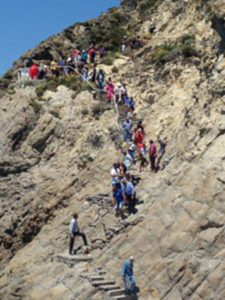 La piccola processione sul faraglione di san Silverio a Palmarola