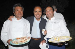 bruno-vespa_cuochi-rist-acqua-pazza-di-ponza. Foto-da- Dagospia