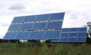Due pannelli formati ognuno da 12 moduli fotovoltaici montati su supporti a inseguimento solare