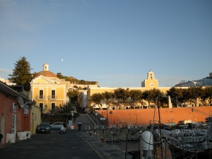 Ponza Porto. La Chiesa e il Municipio