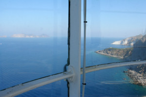 dalla gabbia di vetro la vista sulla punta del fieno e su Palmarola