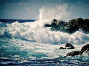 mare contro gli scogli