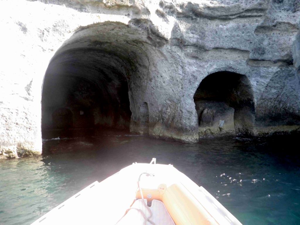 L\'ingresso pricipale delle grotte di Pilato presso il porto