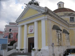 Chiesa SS Trinità e scorcio dell'edificio cui si riferisce la richiesta