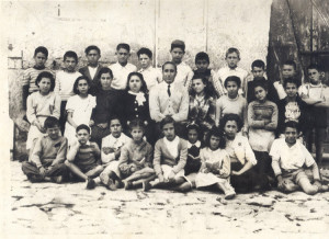 Il Maestro Totonno Scotti con la sua classe del 1950