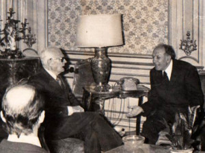 Il presidente Pertini con il sindaco di Ponza Don Mario Vitiello all'udienza del 1976