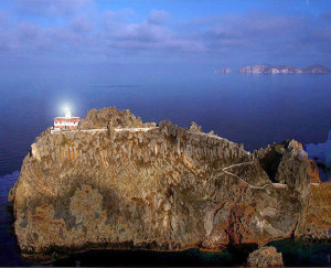 Faro Guardia con Palmarola sullo sfondo