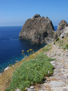 La stradina di accesso al Faro via terra. Small