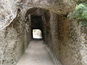 Veduta-recente-del-tunnel-di-Chiaia-di-Luna.