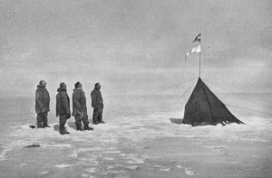 Da sinistra: Amundsen Hanssen Hassel e Wisting al Polo Sud. La foto è stata scattata da Bjaaland