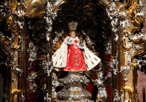 Il Bambino Gesù di Praga nel suo altare