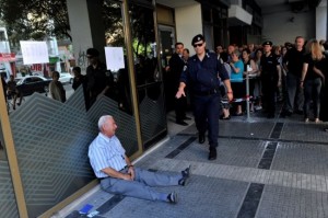 pensionato greco e fila agli sportelli bancomat