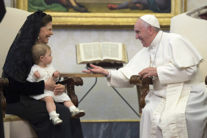 Papa Francesco con la regina di Svezia Silvia e la nipote, la principessa Leonore, durante un'udienza privata in Vaticano, 27 aprile 2015.  (AP Photo/L'Osservatore Romano/Pool Photo via AP)