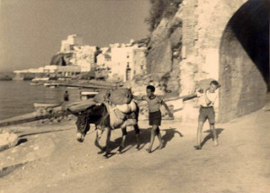 L’uscita dal grottone di S. Antonio ai tempi in cui non c’era ancora la Banchina nuova (del 1954)