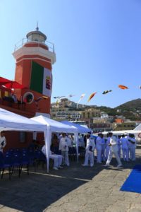 Momenti precedenti alla cerimonia nella piazzetta dietro al lanternino dedicata alla Capitaneria di Porto