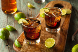 Cuba-libre-cocktail-con-rum-cola-e-lime.1